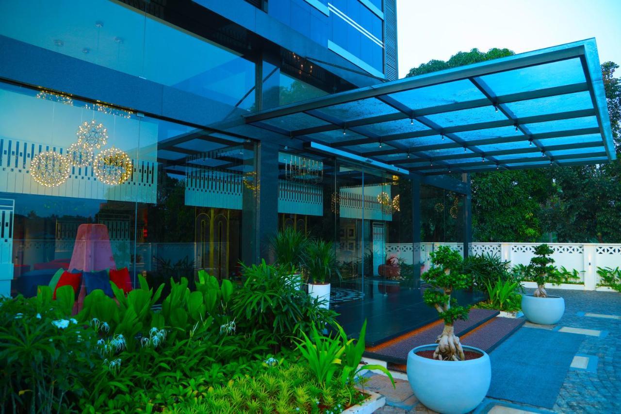 Noah Sky Suites Kochi Exterior photo