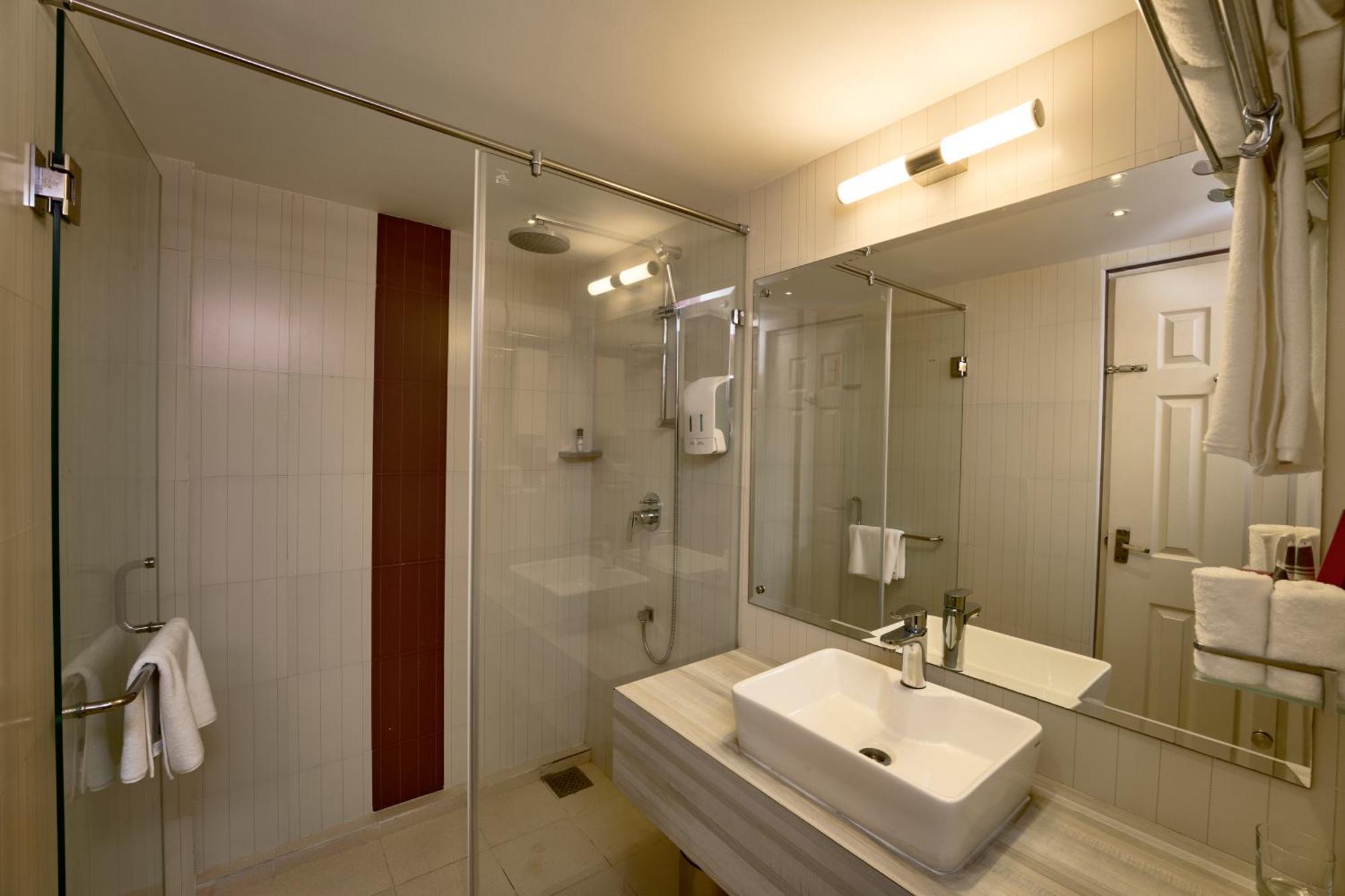 Noah Sky Suites Kochi Exterior photo